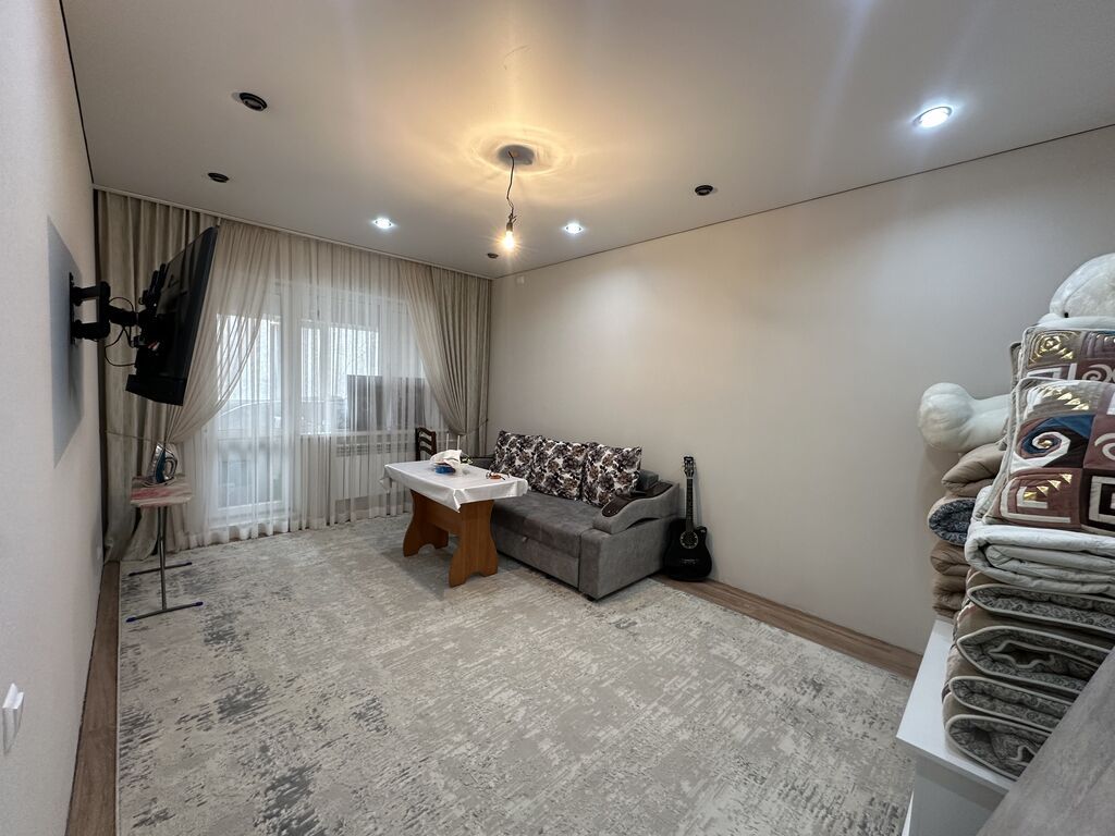 3 комнаты, 61 м², 106 серия, 2 этаж, Евроремонт - фото 1