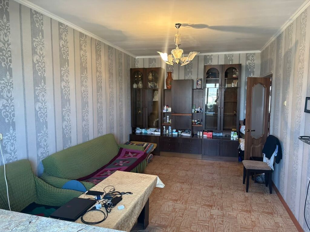 3 комнаты, 70 м², 106 серия, 6 этаж, Старый ремонт - фото 1