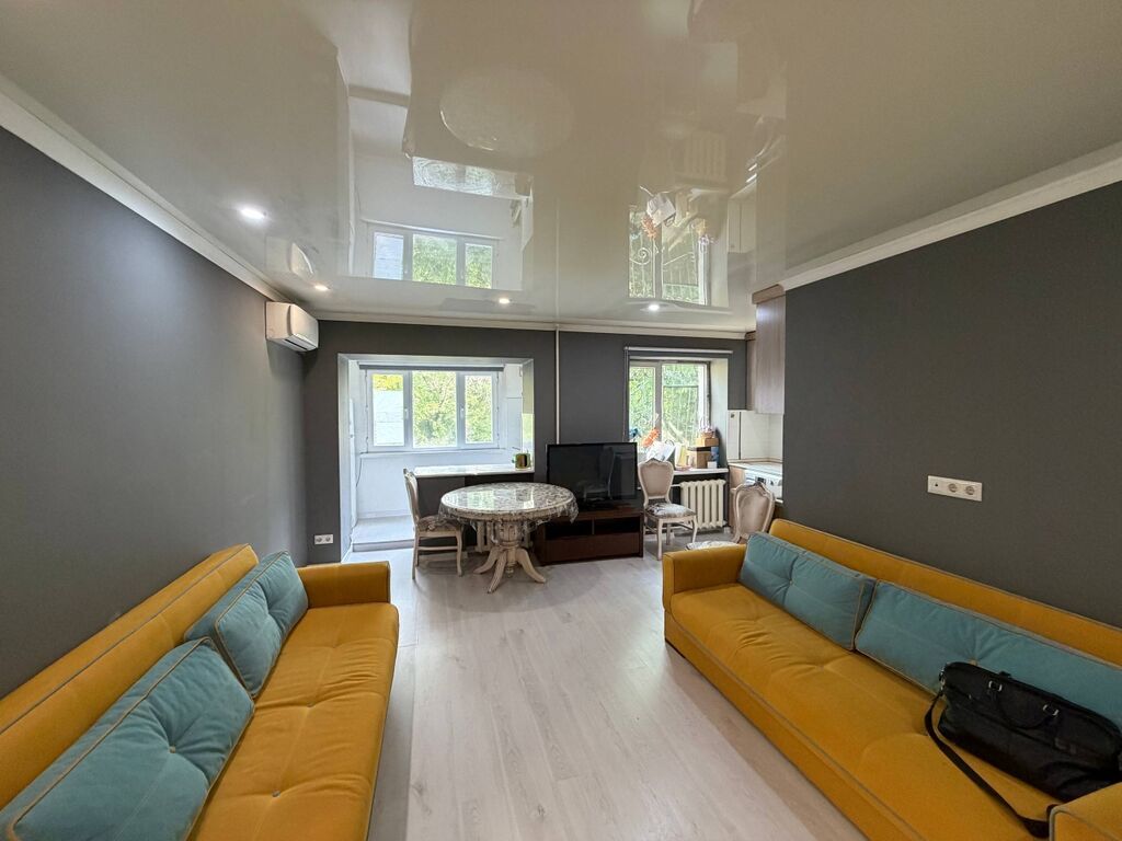 2 комнаты, 42 м², Хрущевка, 2 этаж, Евроремонт - фото 1